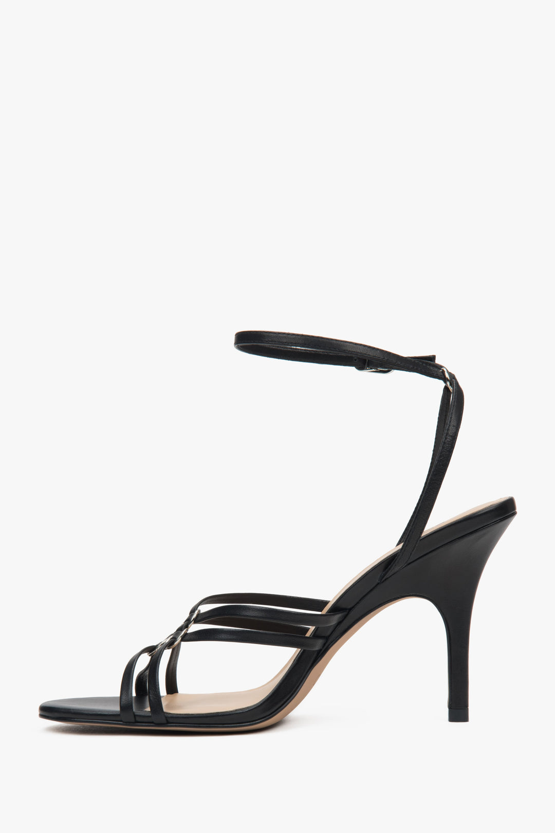 Sommerliche schwarze Sandalen mit geflochtenen Riemen und Silberdetails, Estro ER00116907