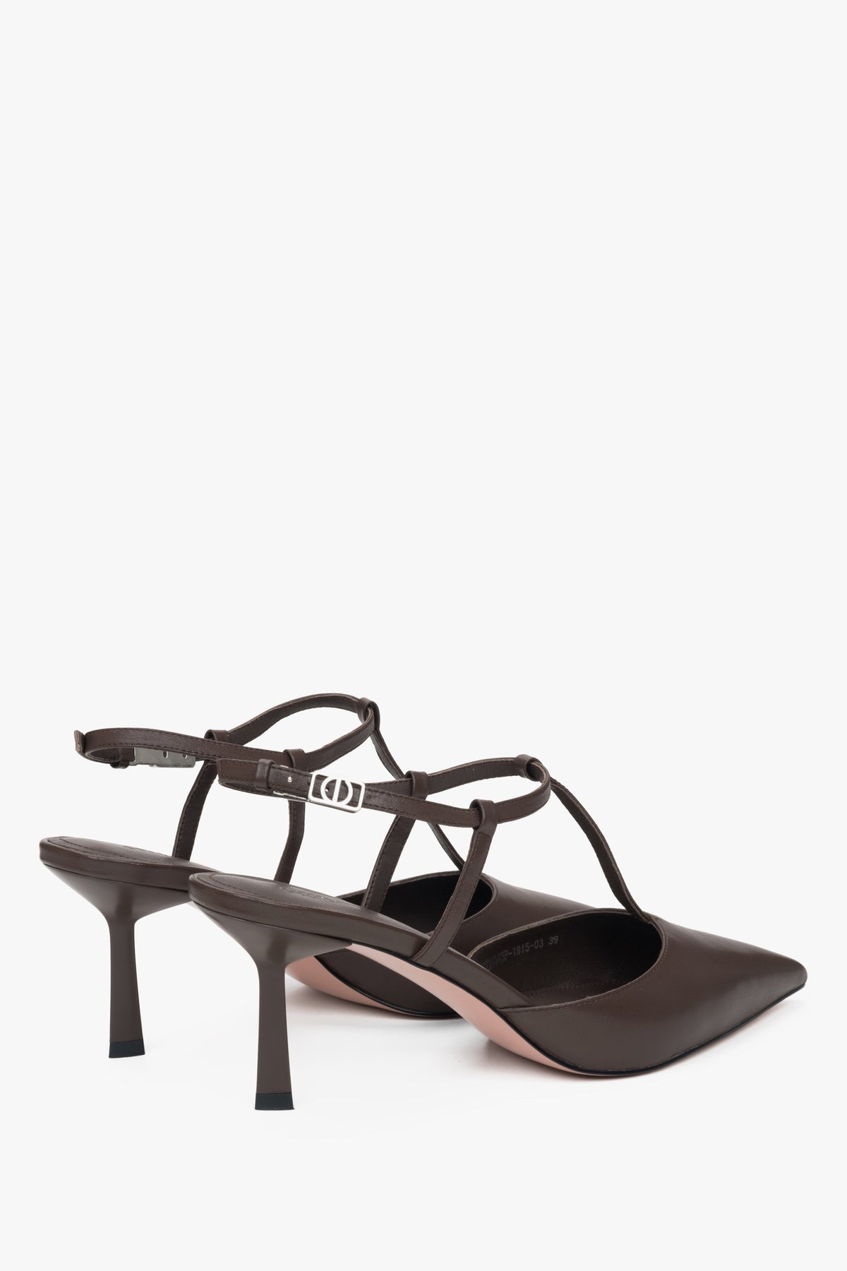 Elegante sattelbraune Slingbacks mit Stilettoabsatz und spitzer Zehenpartie.