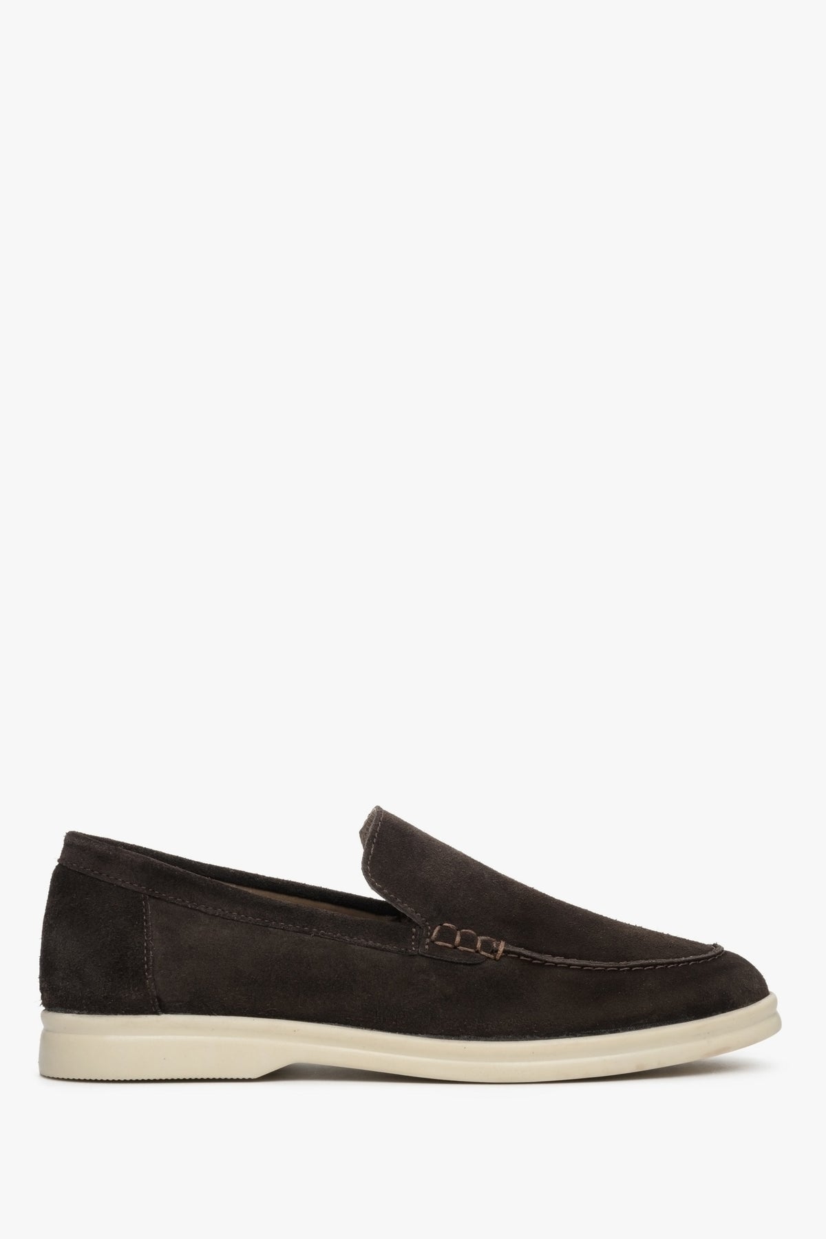 Slipper aus sattelbraunem Wildleder mit elastischer weißer Sohle. Estro ER00112621