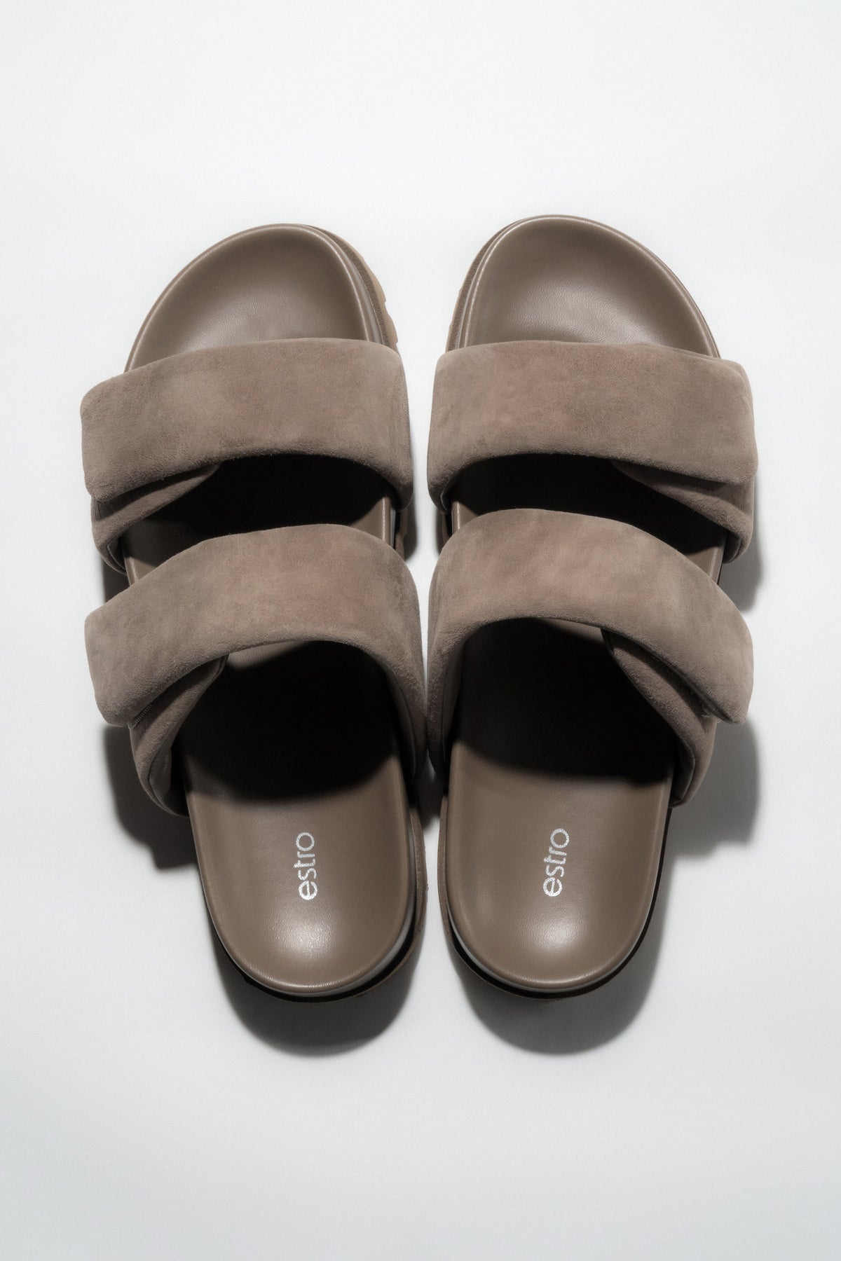 Dunkelbeige Damen-Pantoletten aus natürlichem Veloursleder von oben