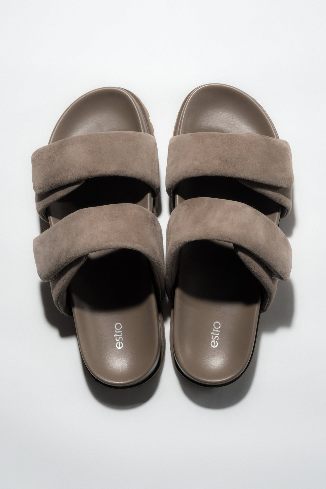 Dunkelbeige Damen-Pantoletten aus natürlichem Veloursleder von oben