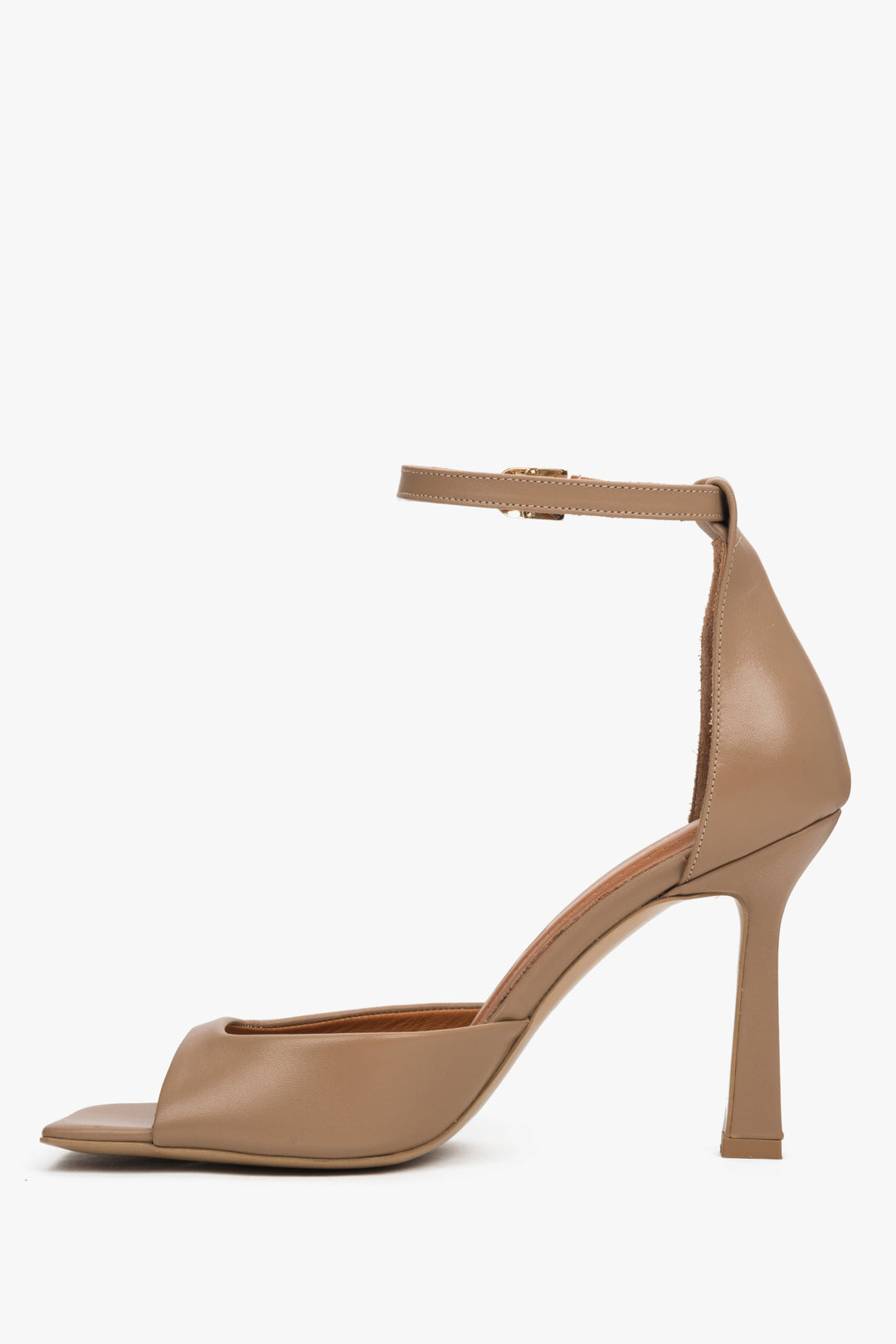 Dunkelbeige Damen-Sandalette aus echtem Leder in seitlicher Profilansicht mit hohem Absatz