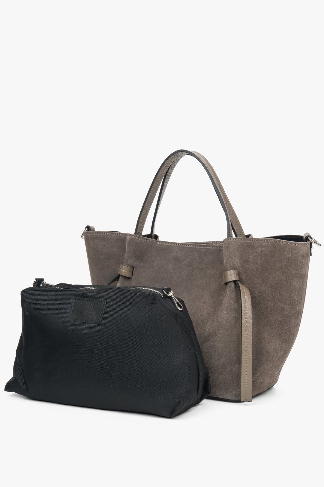 Die dunkelbeige Velours-Tasche dekoriert mit der beiliegenden schwarzen Innentasche