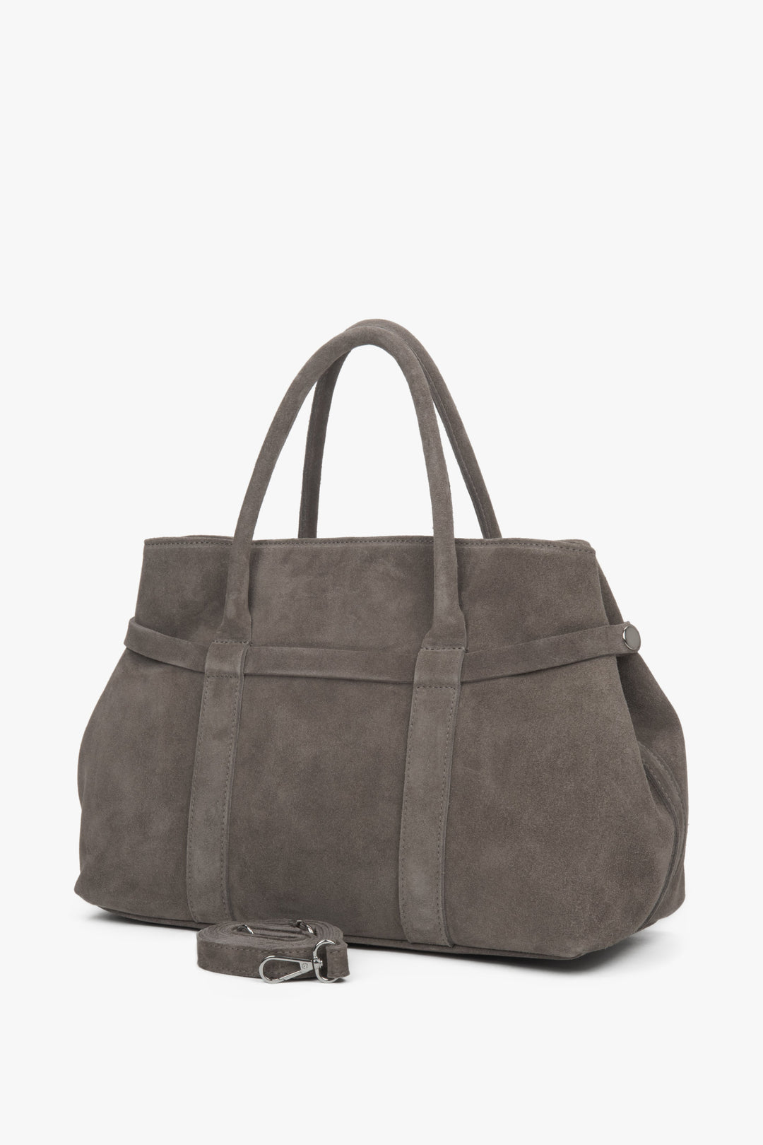 Schrägansicht der dunkelbeigen Tote-Bag aus Echtleder mit befestigtem langem Umhängeriemen 