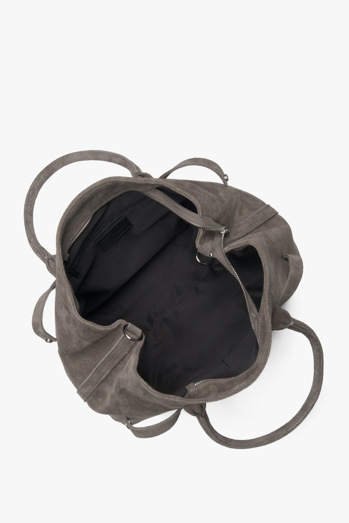 Ansicht der geöffneten Tasche von oben zur Veranschaulichung des geräumigen Innenraums und Reißverschlusses 