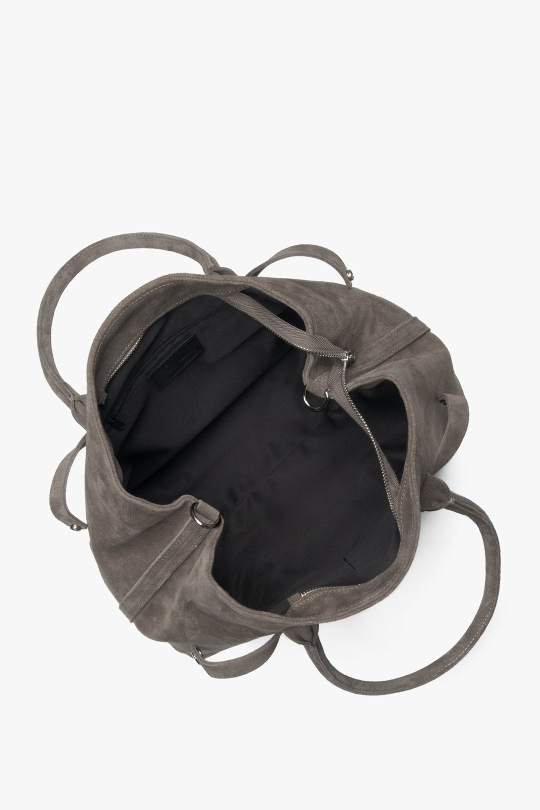 Ansicht der geöffneten Tasche von oben zur Veranschaulichung des geräumigen Innenraums und Reißverschlusses 