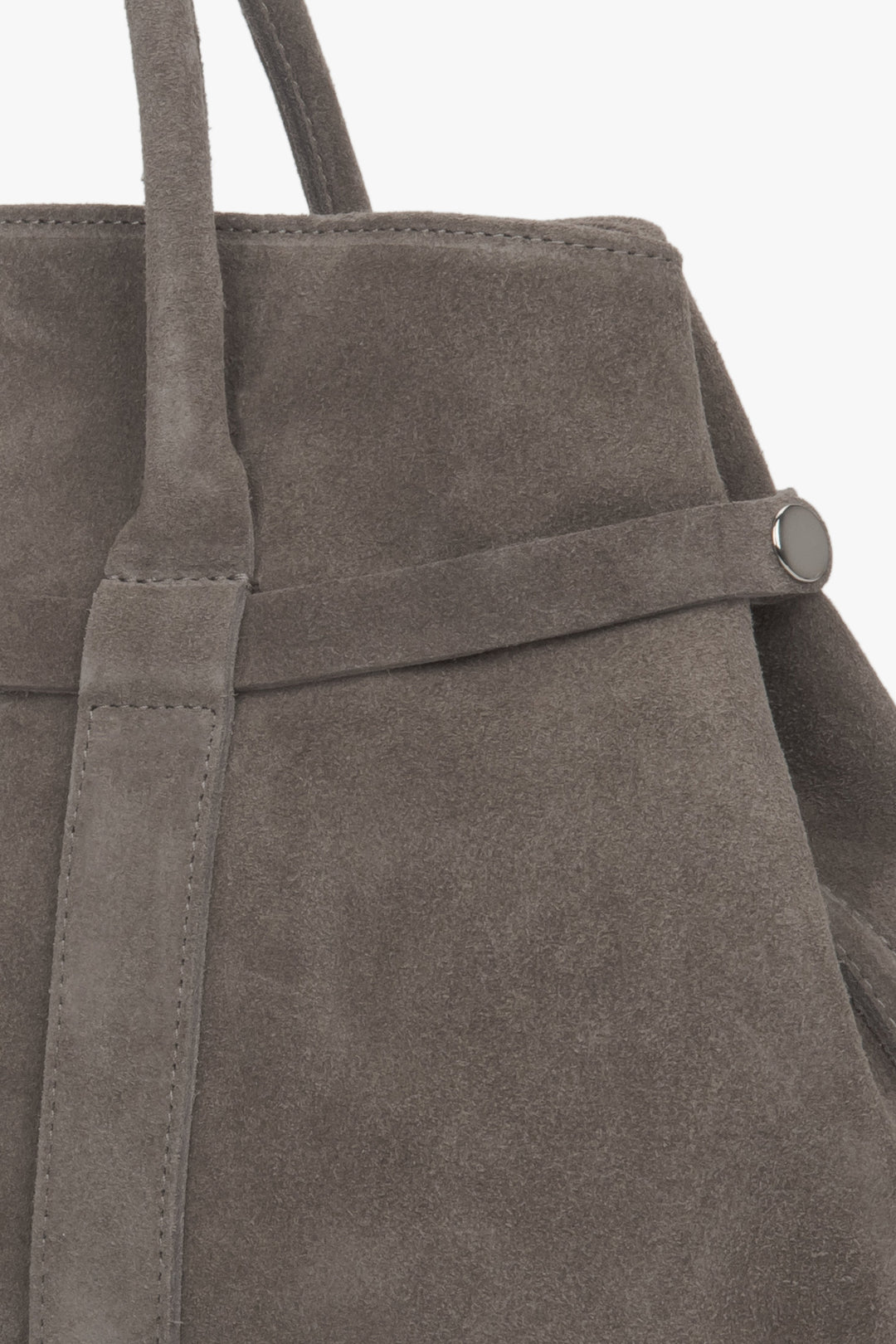 Detailaufnahme der vertikalen Ziernähte und Riemenverstärkung an der Seite der Velours-Tasche 