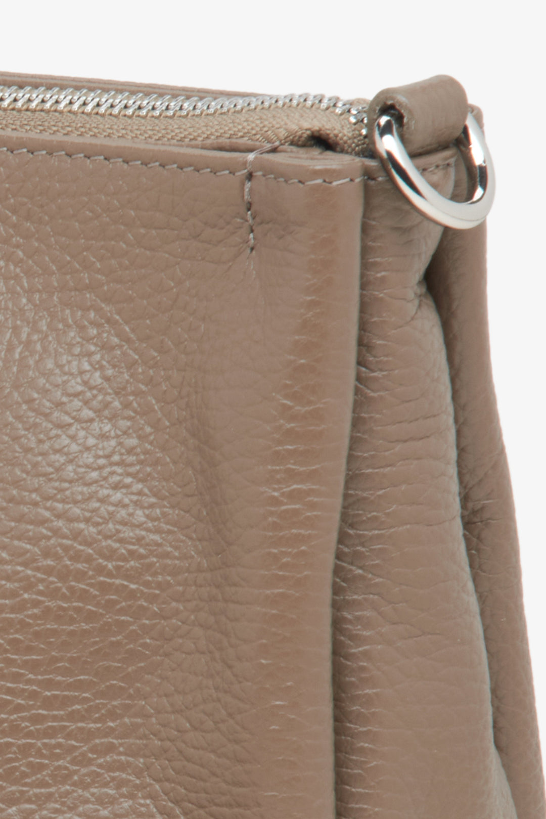 Dunkelbeige Damen-Lederhandtasche von Estro – Nahaufnahme eines Details.