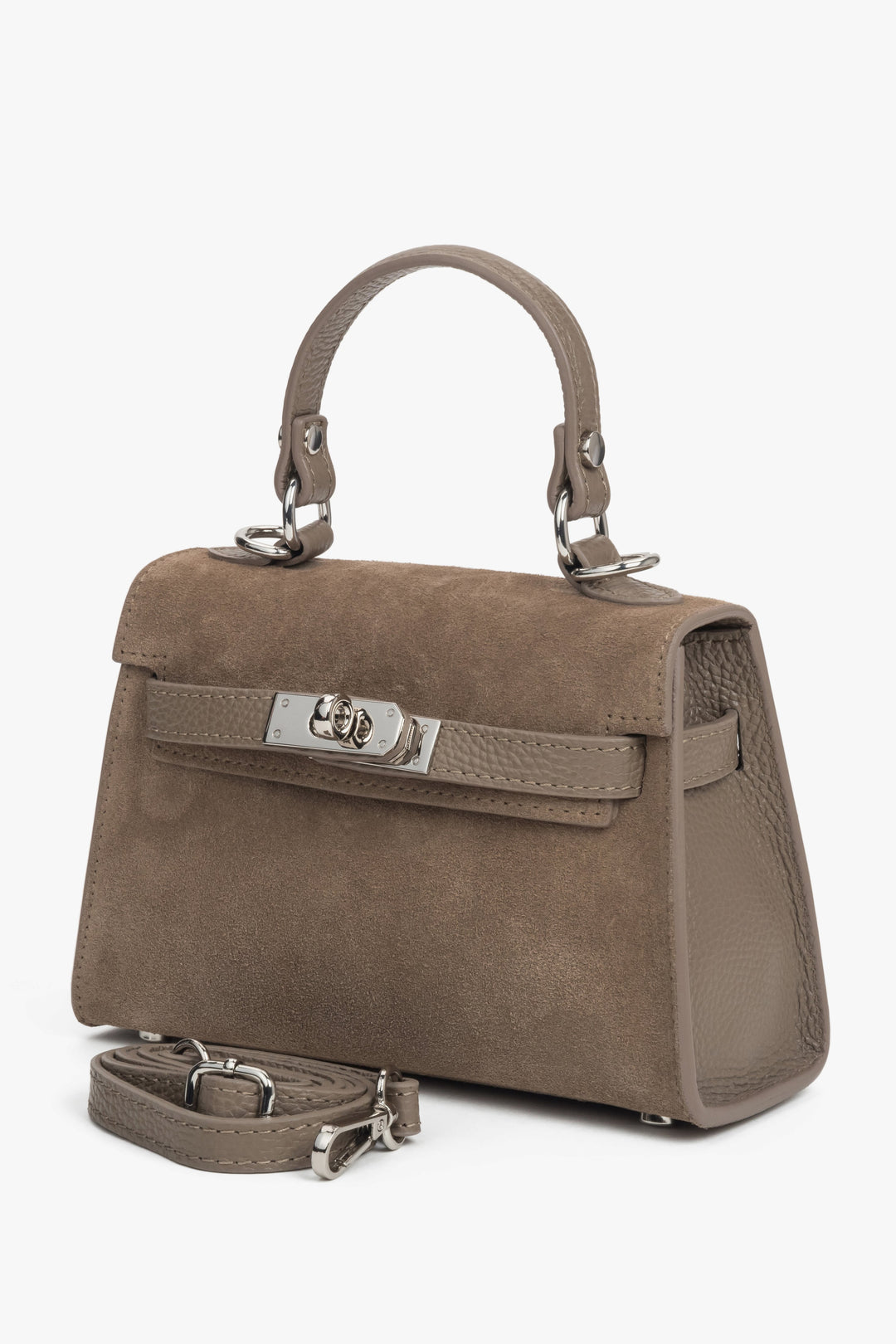 Schrägansicht der Tasche mit kurzem Henkel, die die klassische Koffer-Form betont