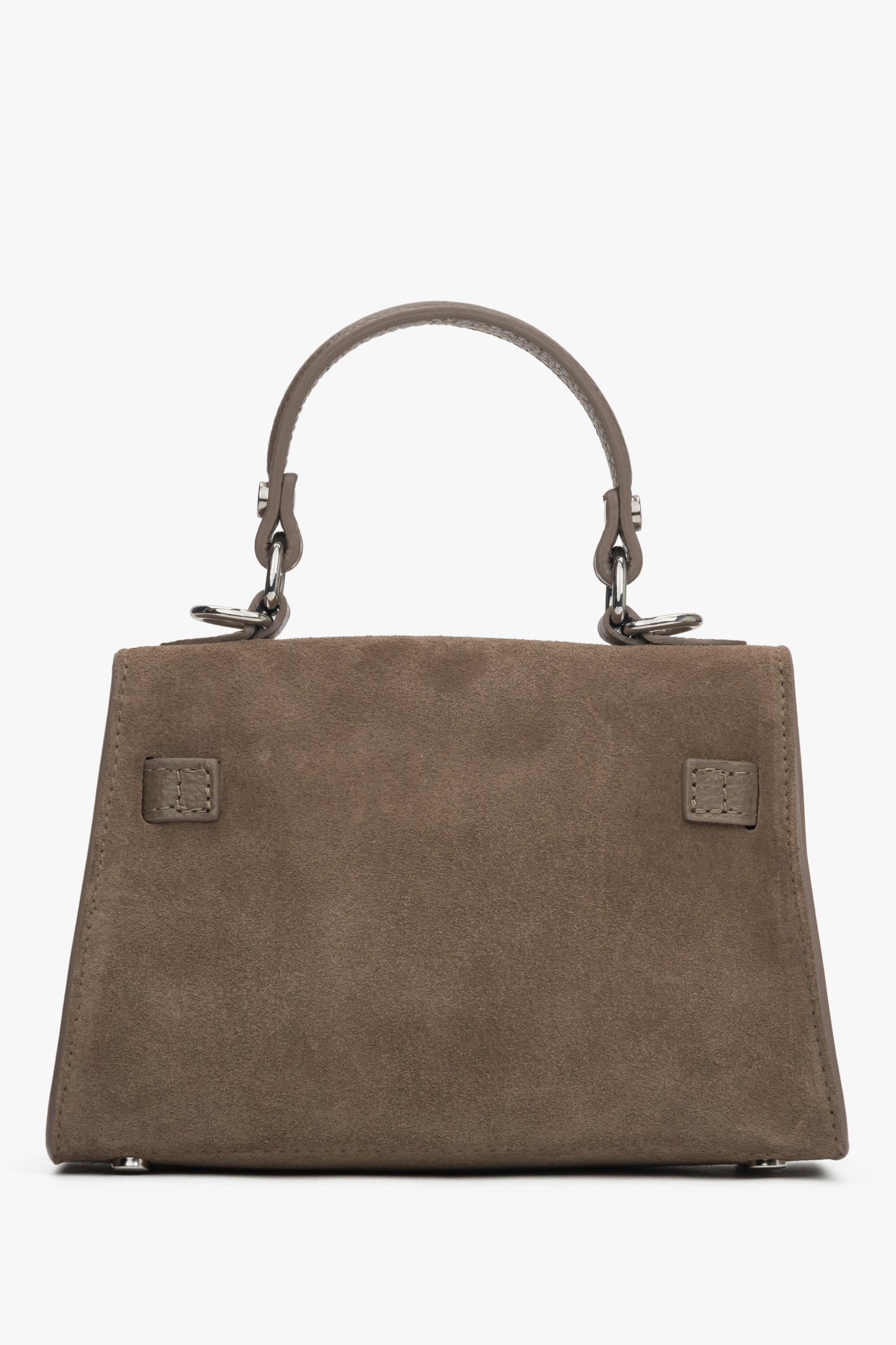 Rückansicht der eleganten dunkelbeigen Koffer-Handtasche mit silbernen Beschlägen