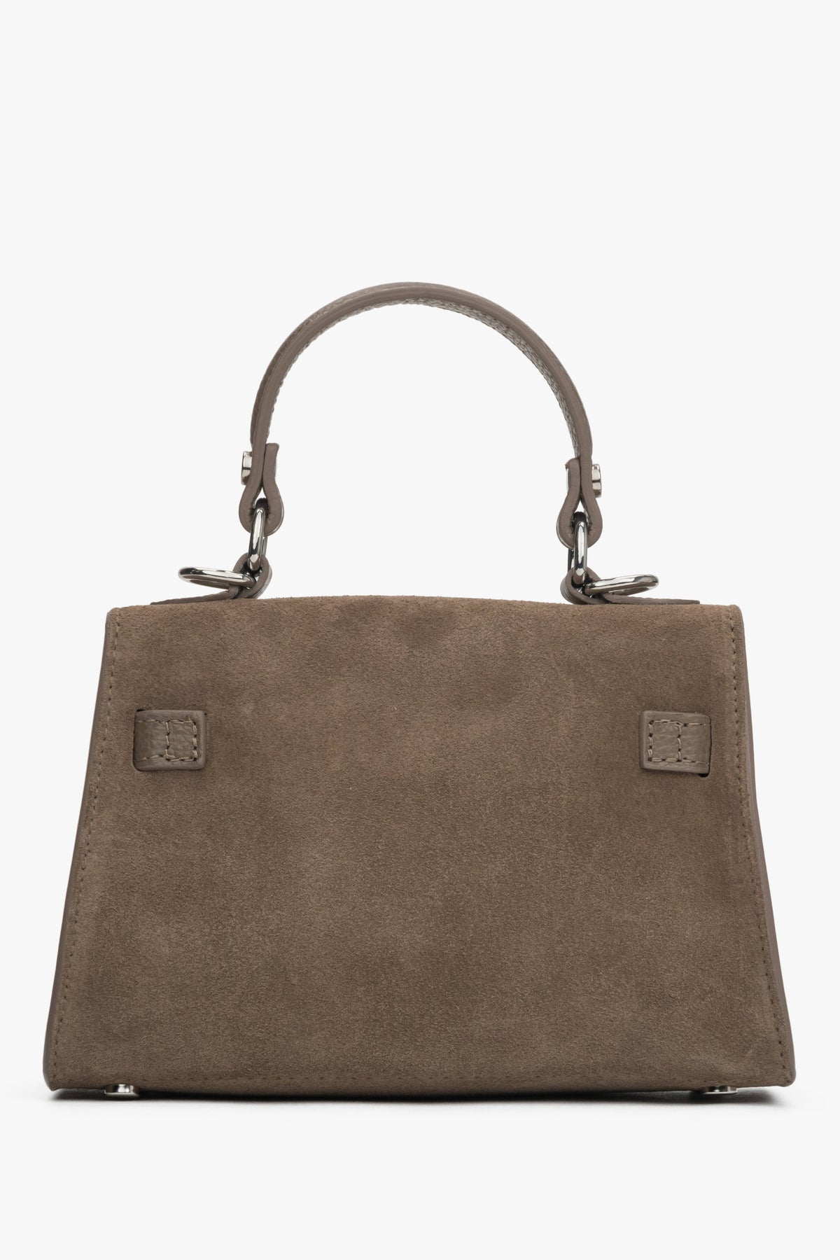 Rückansicht der eleganten dunkelbeigen Koffer-Handtasche mit silbernen Beschlägen