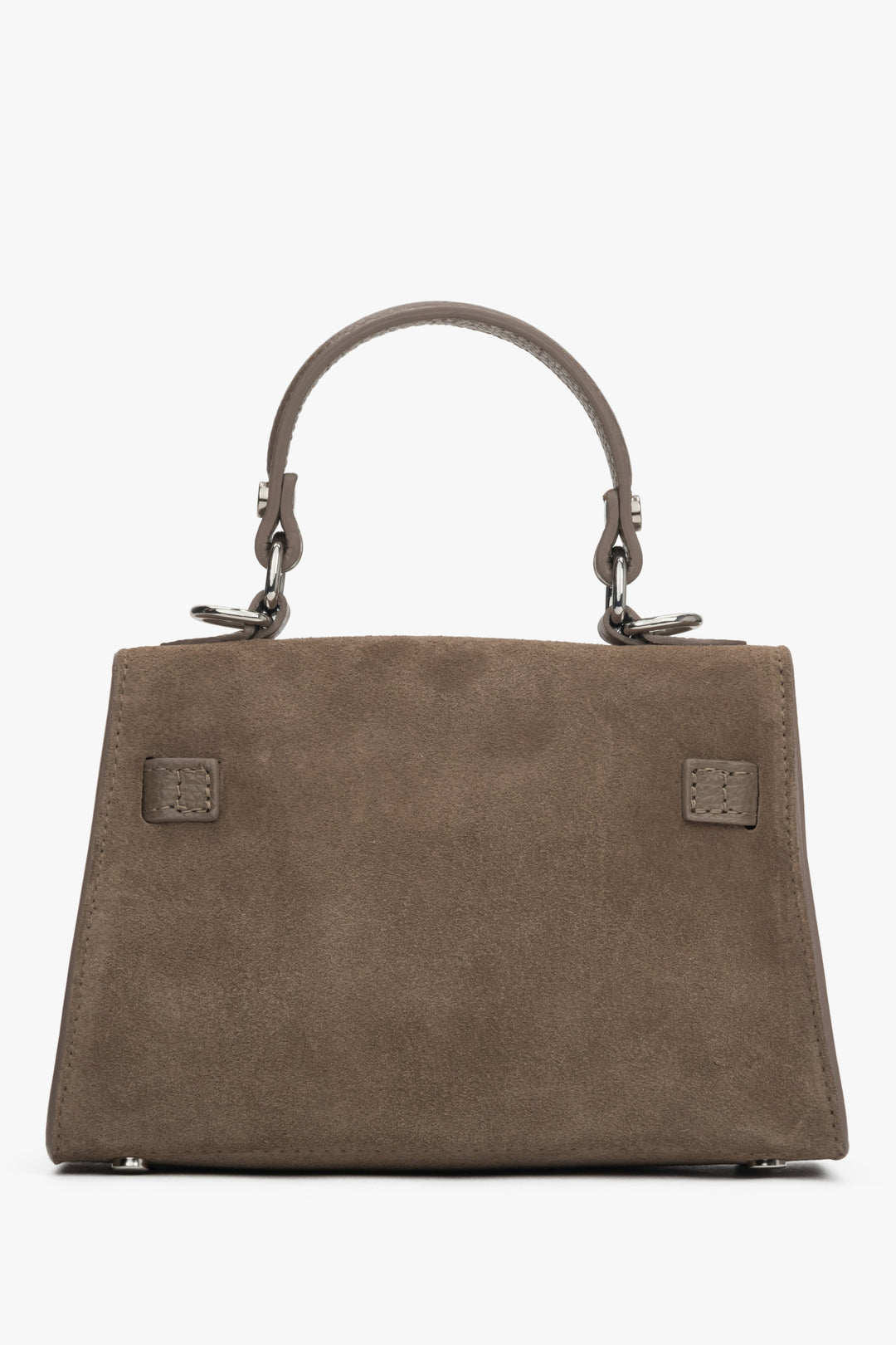 Rückansicht der eleganten dunkelbeigen Koffer-Handtasche mit silbernen Beschlägen