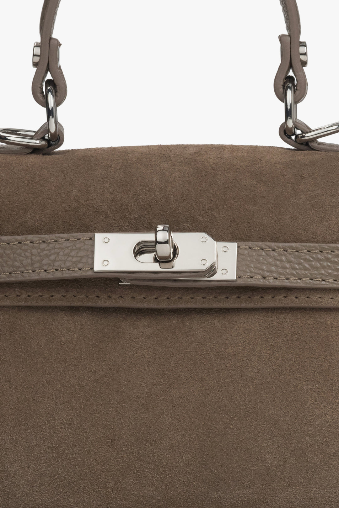 Detailaufnahme des hochwertigen Frontverschlusses mit silberner Hardware