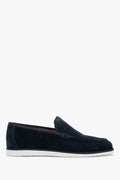 Dunkelblaue Herren-Loafer aus Veloursleder mit weißer Kontrastsohle.
