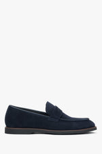Flache Seitenansicht der dunkelblauen Herren-Loafer aus weichem Veloursleder.
