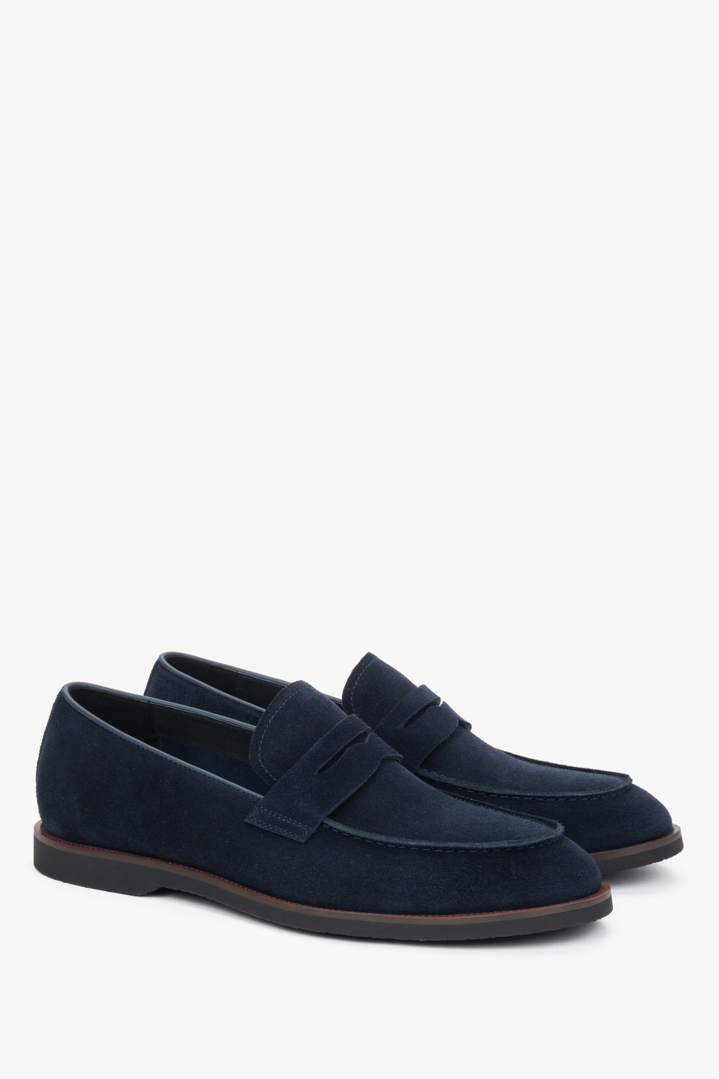 Schräge Ansicht der eleganten dunkelblauen Loafer für Herren.