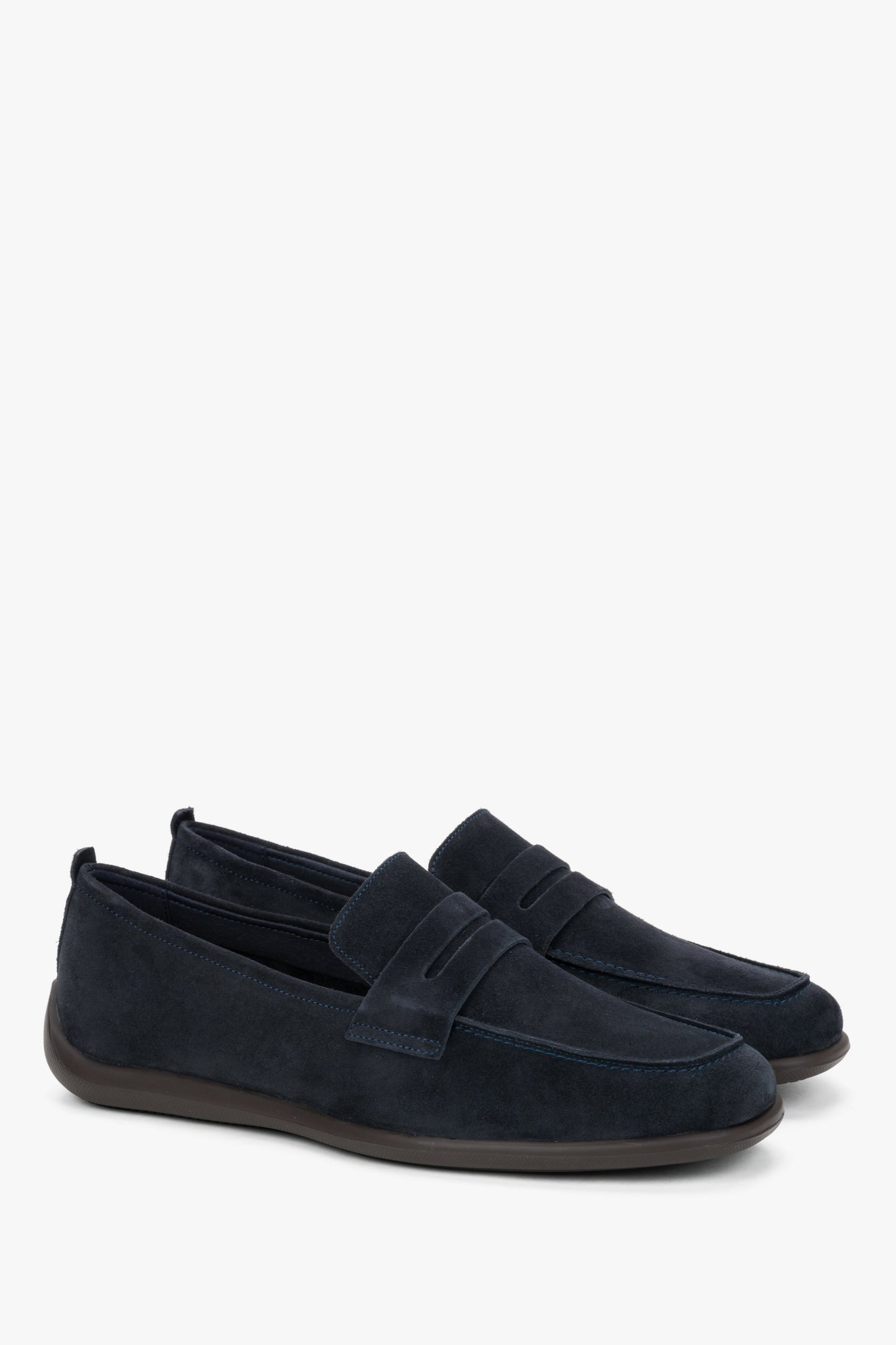 Schrägansicht des Paares, die die handwerkliche Ziernaht und das Penny-Loafer-Design zeigt