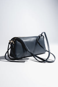 Schrägansicht der dunkelblauen, länglichen Damen-Schultertasche aus genarbtem italienischem Echtleder mit langem Riemen 