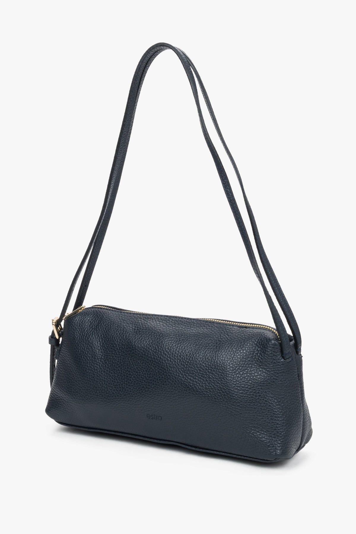 Schrägansicht der dunkelblauen Ledertasche, die die horizontale Silhouette zeigt 