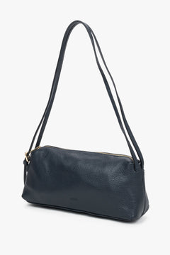 Schrägansicht der dunkelblauen Ledertasche, die die horizontale Silhouette zeigt 