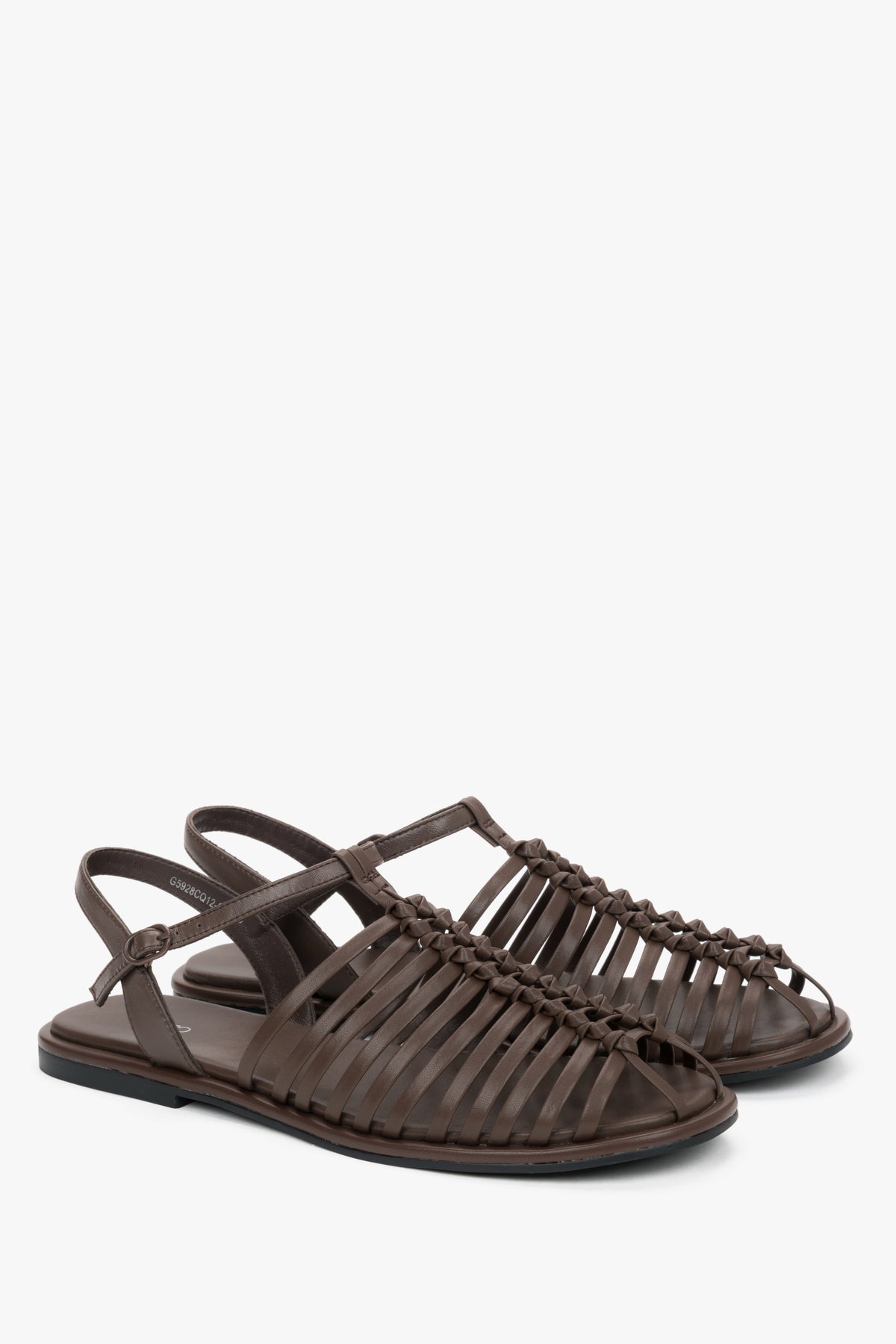 Ein Paar dunkelbraune Leder-Sandalen mit feinen Riemchen im Fisherman-Design.
