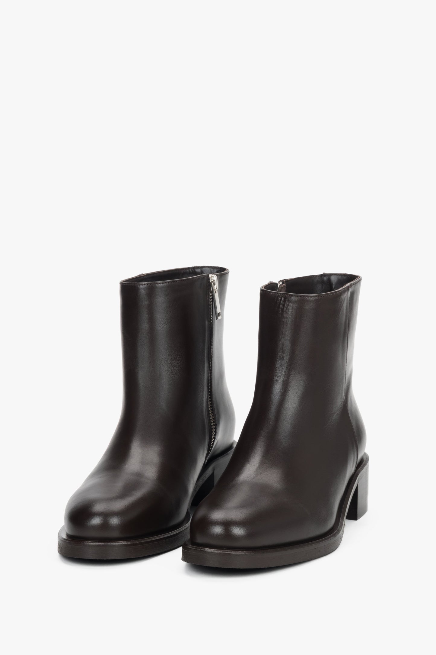 Frontale Schrägansicht des Paares als kurze Stiefeletten 
