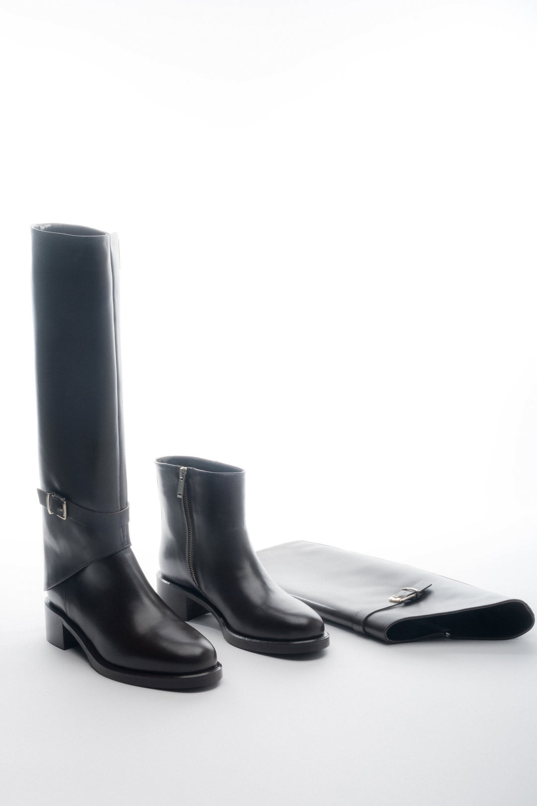 Ansicht der kurzen Stiefeletten neben den abgenommenen Lederschäften zur Demonstration der 2-in-1 Funktion 