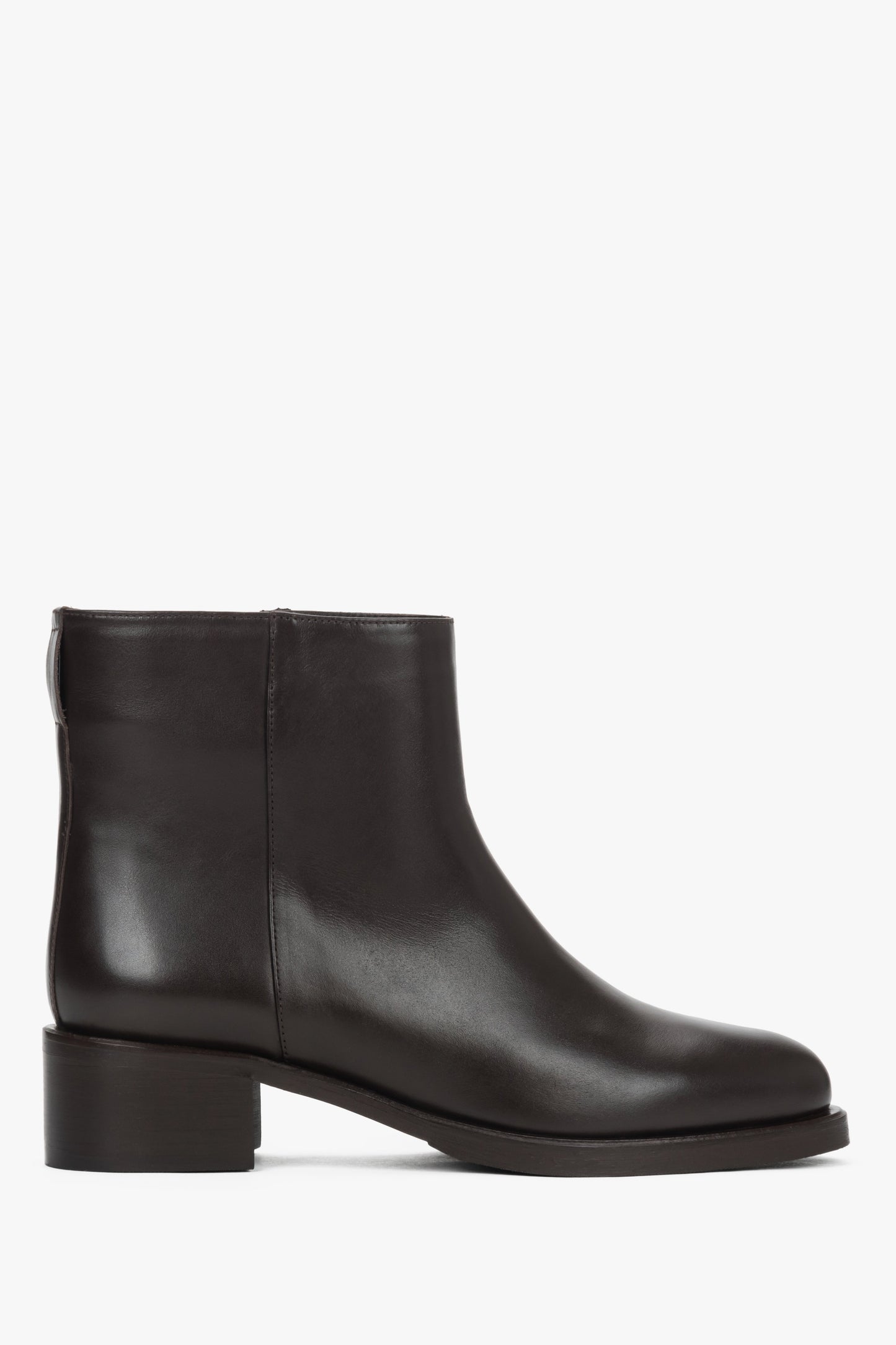 Flache Profilansicht der Außenseite getragen als kurze elegante Stiefelette