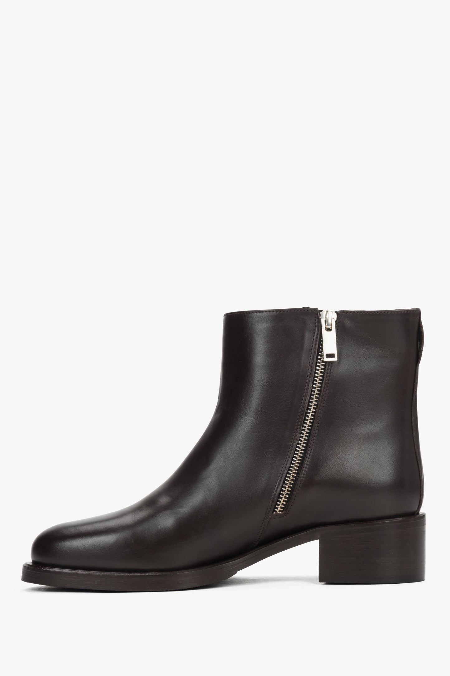 Flache Profilansicht der Innenseite der kurzen Stiefelette mit Reißverschluss 