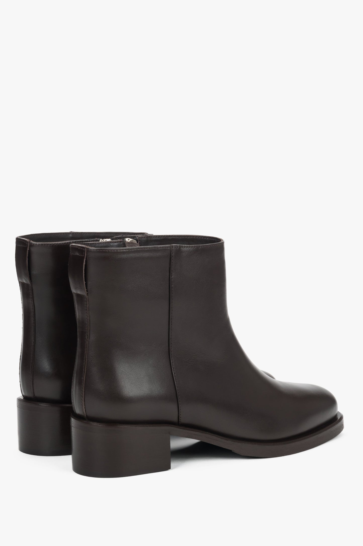 Rückwärtige Schrägansicht der kurzen Stiefeletten 