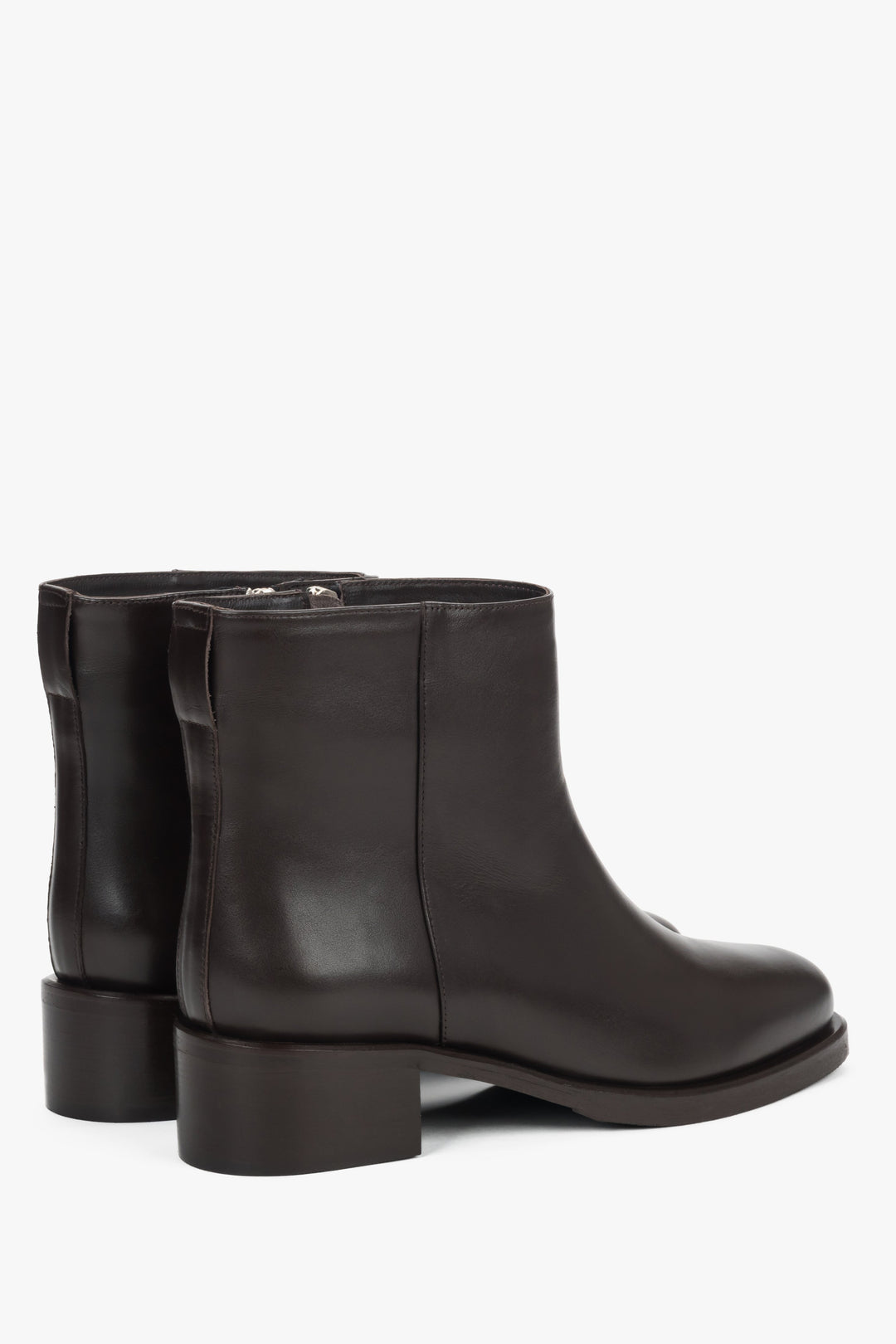 Rückwärtige Schrägansicht der kurzen Stiefeletten 