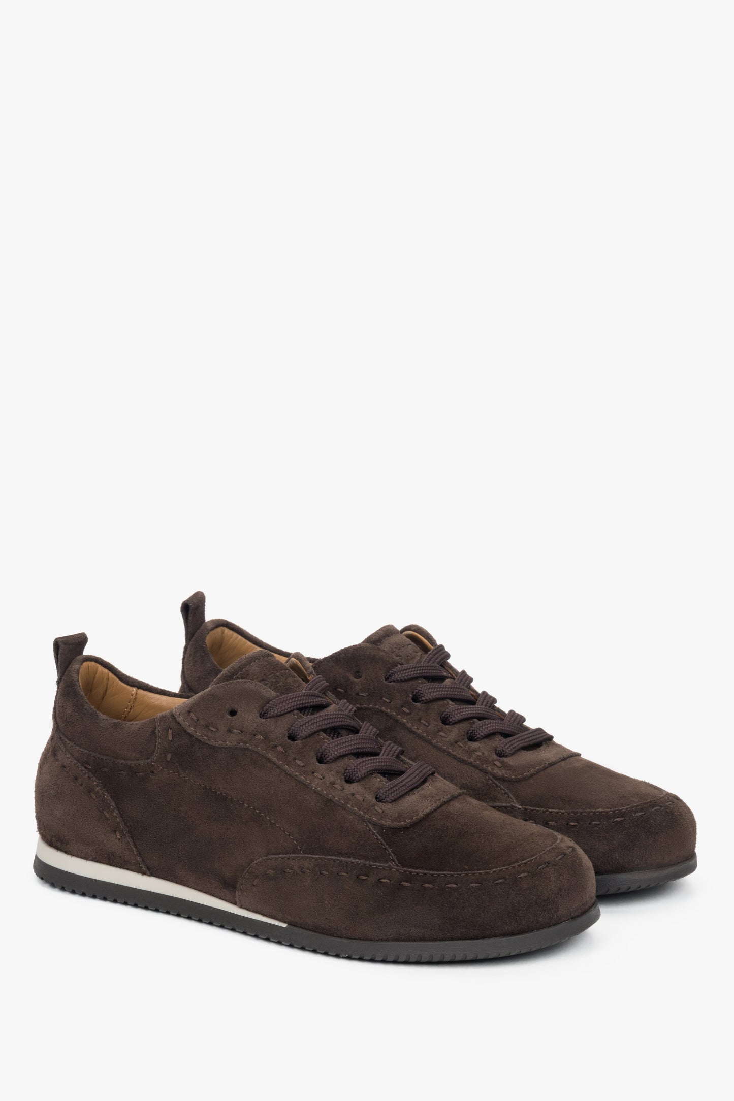 Schräge Ansicht der dunkelbraunen Barfuß-Sneaker für Damen aus Premium-Velours.