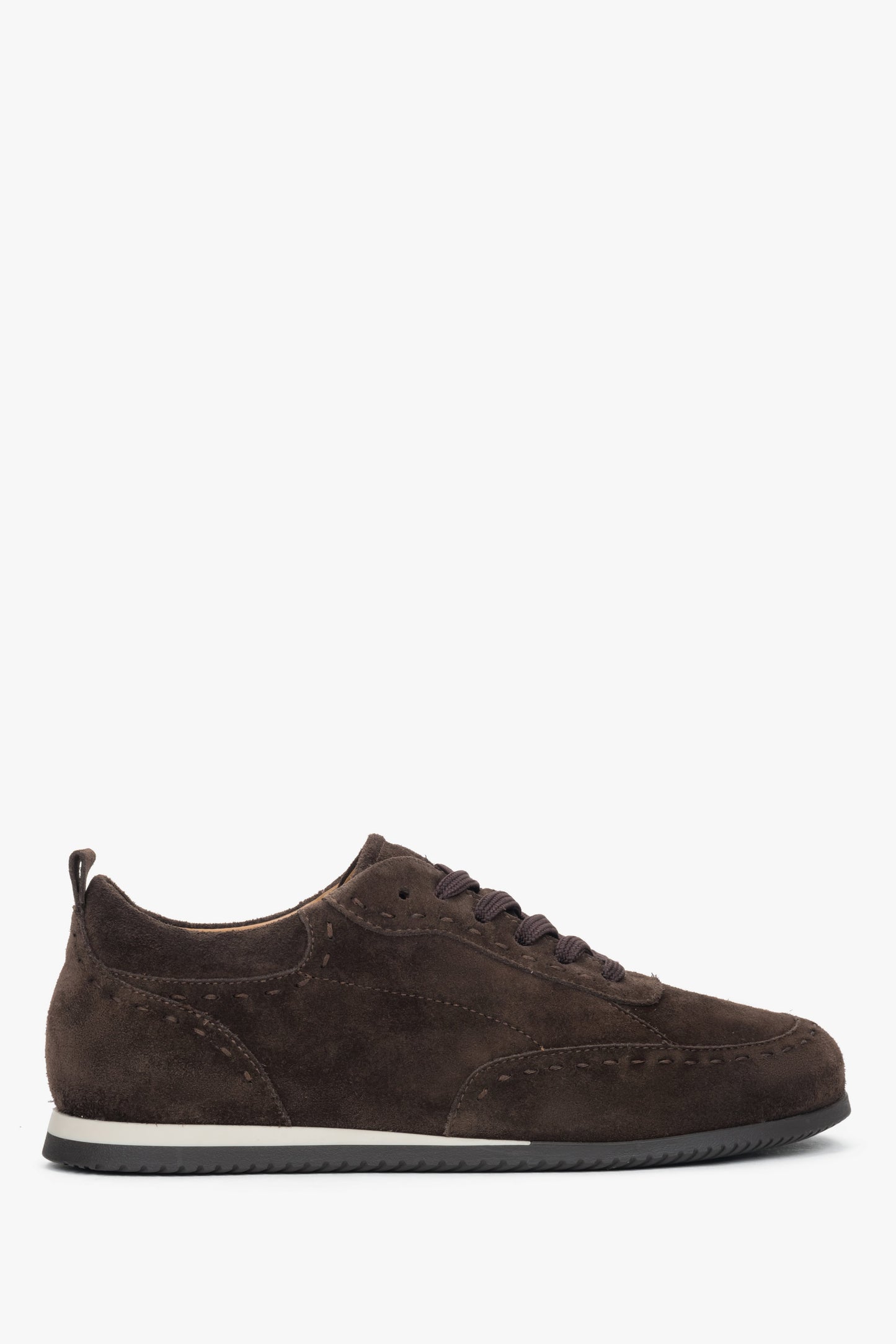 Seitenansicht des rechten Sneakers, die die flache, weiße Sohle und das braune Veloursleder zeigt.