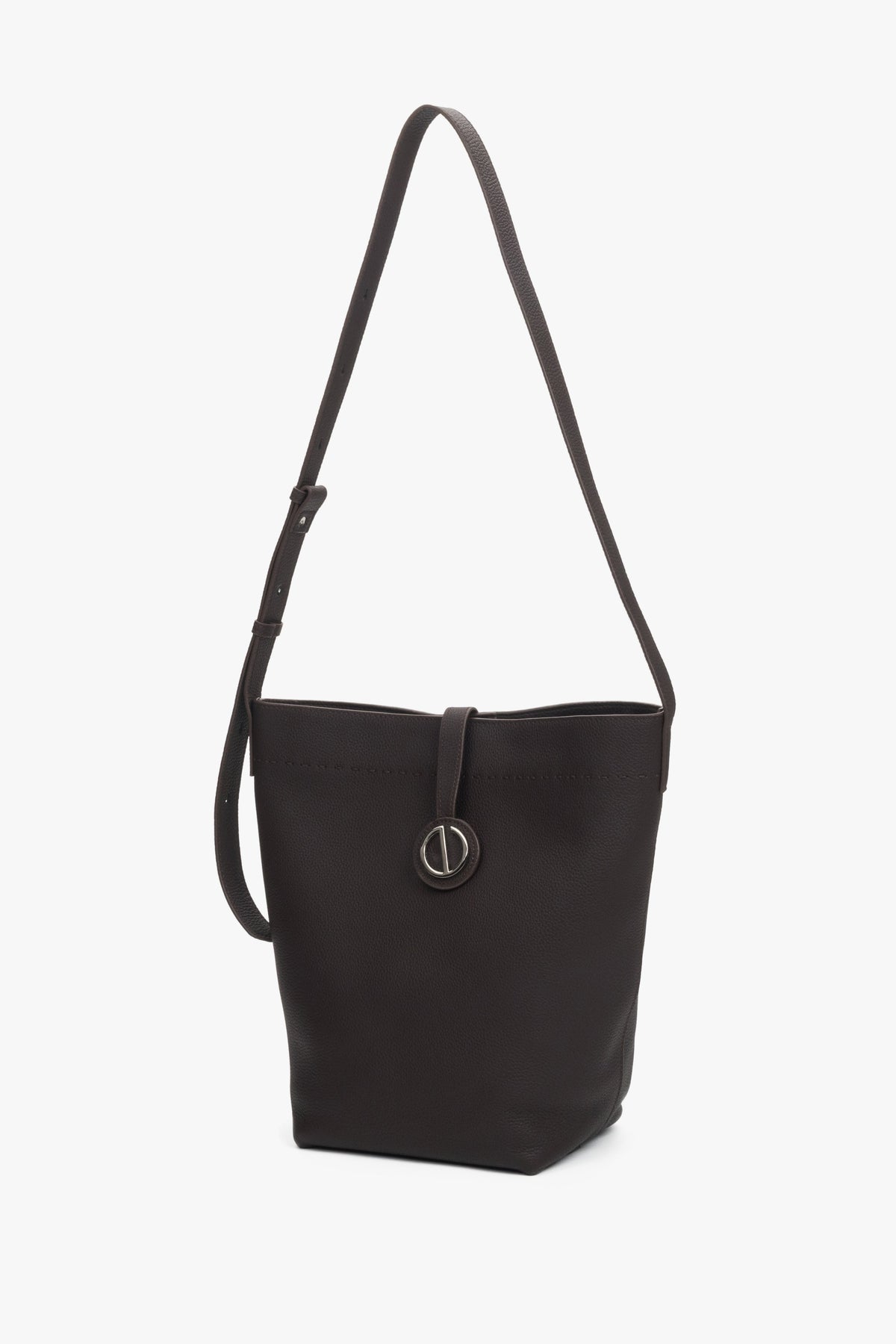 Seitenansicht der Estro Bucket Bag am Schulterriemen hängend.