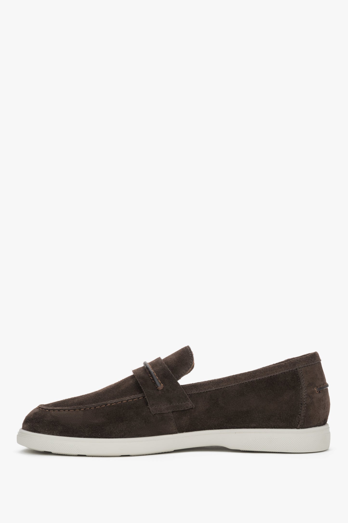 Linke Seitenansicht der bequemen Herren-Schlupfschuhe mit dekorativen Einsätzen.
