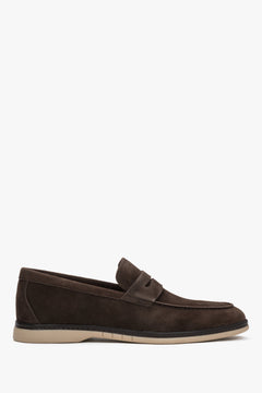 Schräge Seitenansicht der dunkelbraunen Casual-Loafer für Herren aus weichem Naturvelours.