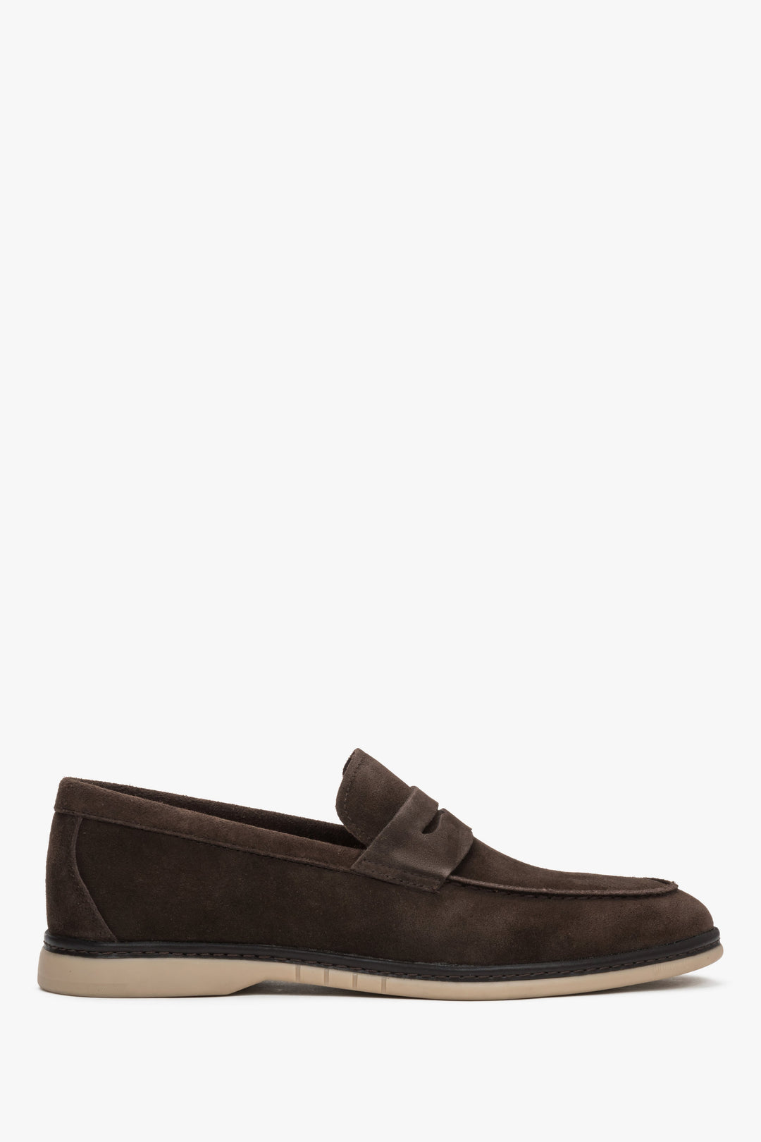 Schräge Seitenansicht der dunkelbraunen Casual-Loafer für Herren aus weichem Naturvelours.