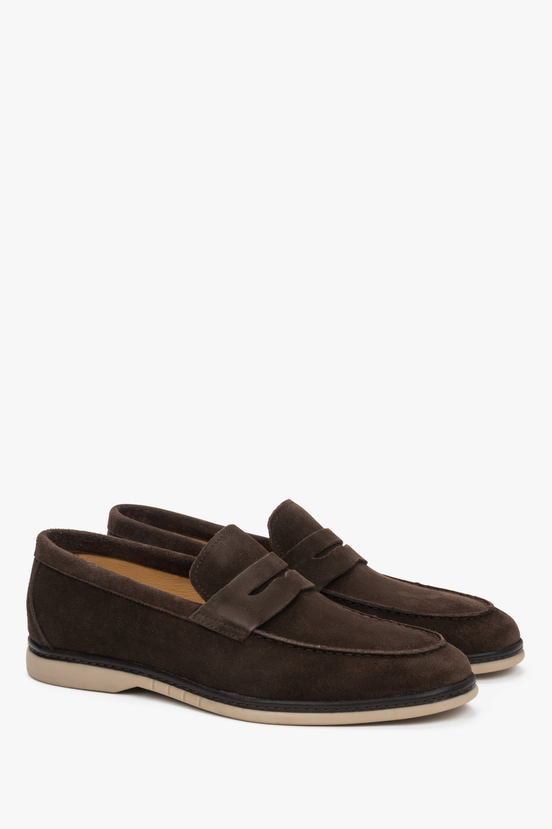 Flaches Seitenprofil der dunkelbraunen Herren-Loafer aus Veloursleder.