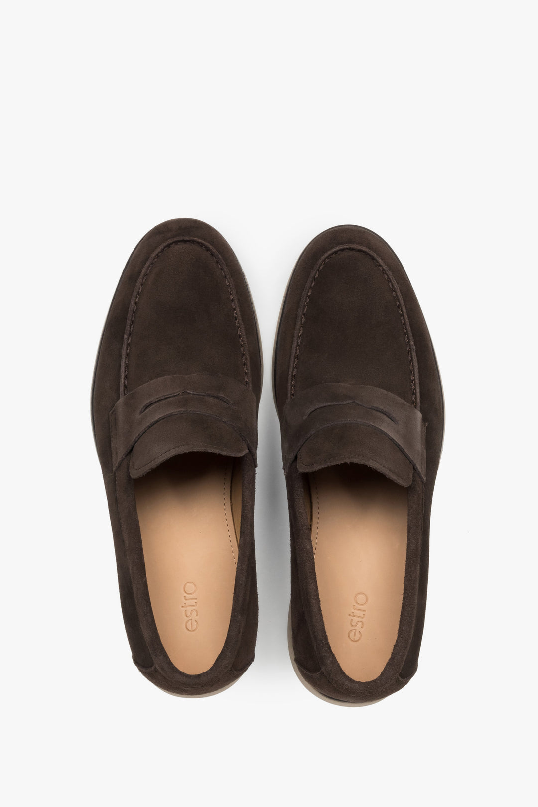 Draufsicht auf das Paar dunkelbrauner Herren-Loafer aus weichem Naturvelours.
