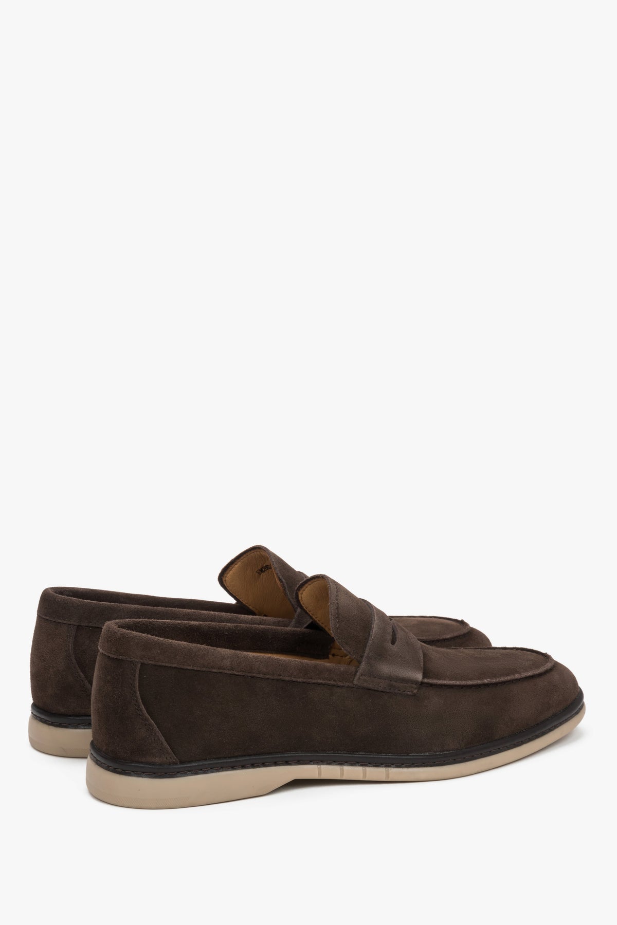 Rückwärtige Seitenansicht der flachen dunkelbraunen Casual-Loafer mit dekorativen Nähten.