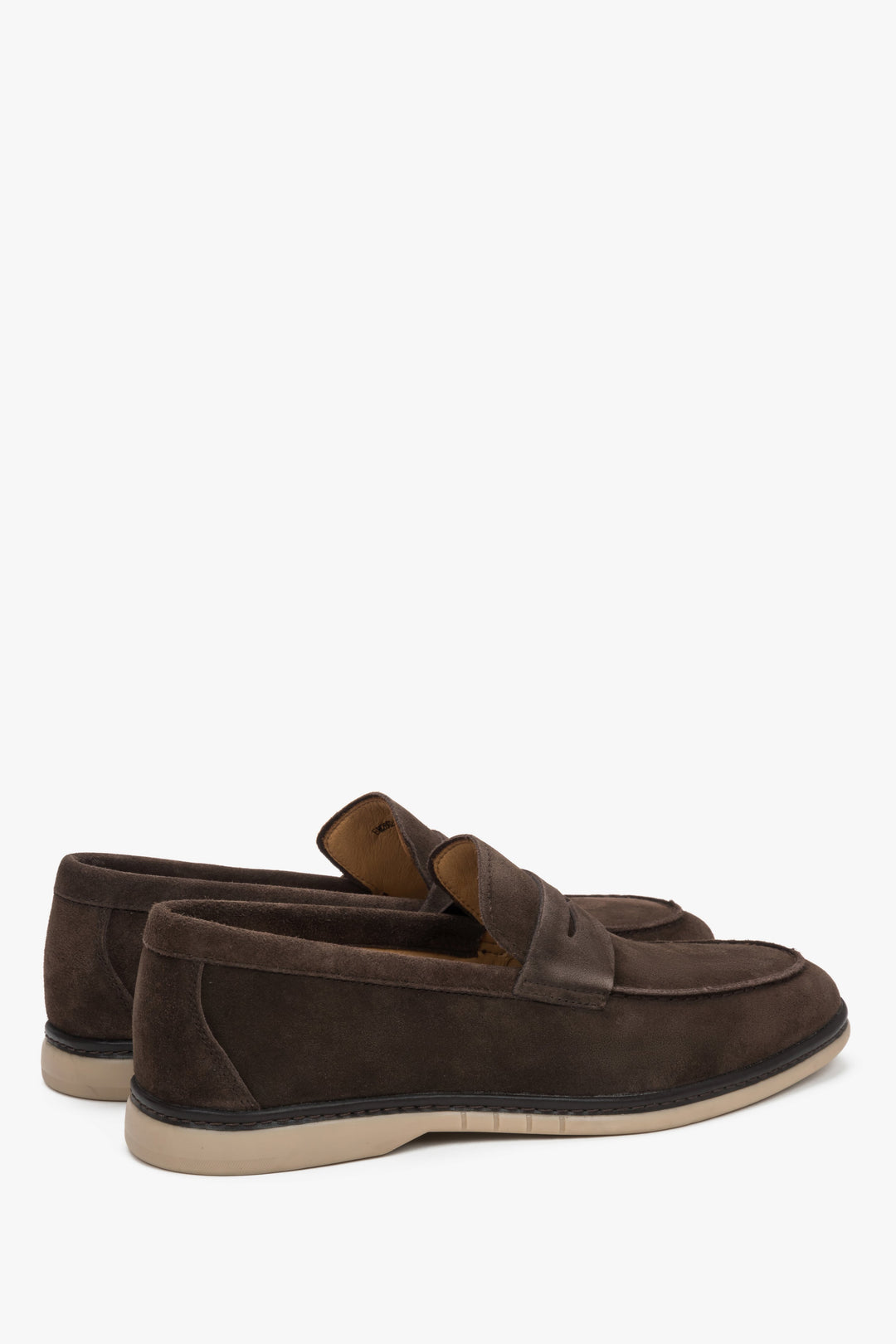 Rückwärtige Seitenansicht der flachen dunkelbraunen Casual-Loafer mit dekorativen Nähten.