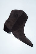 Niedrige dunkelbraune Damen-Cowboystiefel aus Veloursleder.