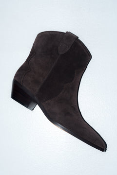 Niedrige dunkelbraune Damen-Cowboystiefel aus Veloursleder.