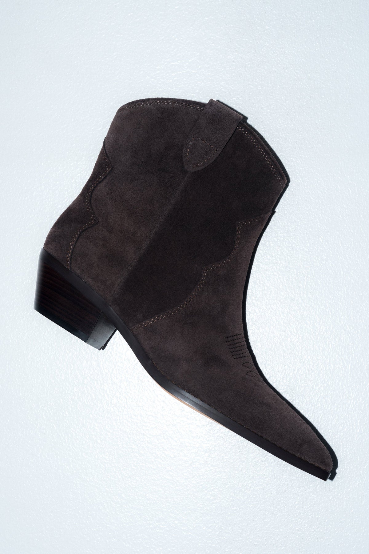 Niedrige dunkelbraune Damen-Cowboystiefel aus Veloursleder.