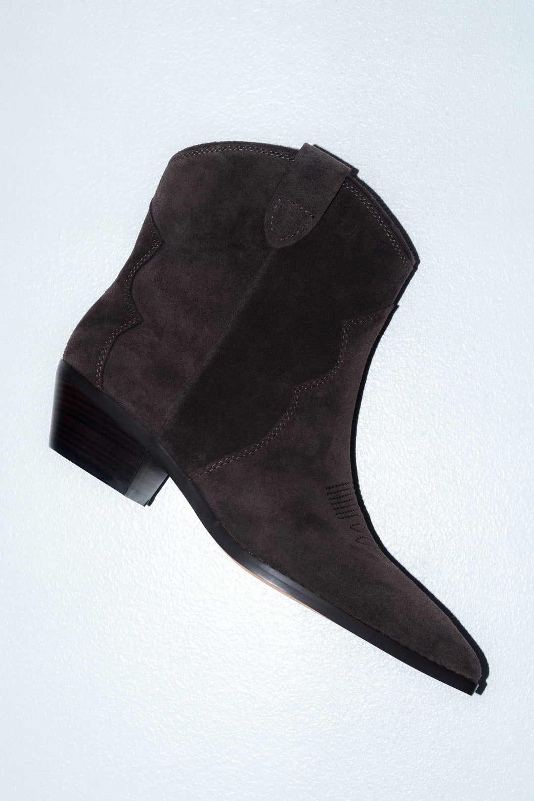 Niedrige dunkelbraune Damen-Cowboystiefel aus Veloursleder.