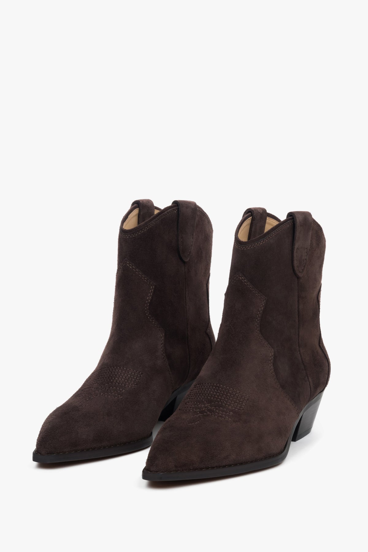 Seitenansicht der niedrigen dunkelbraunen Estro Cowboystiefel aus Wildleder. 