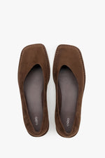 Dunkelbraune Damen-Ballerinas aus natürlichem Veloursleder von oben als Paar