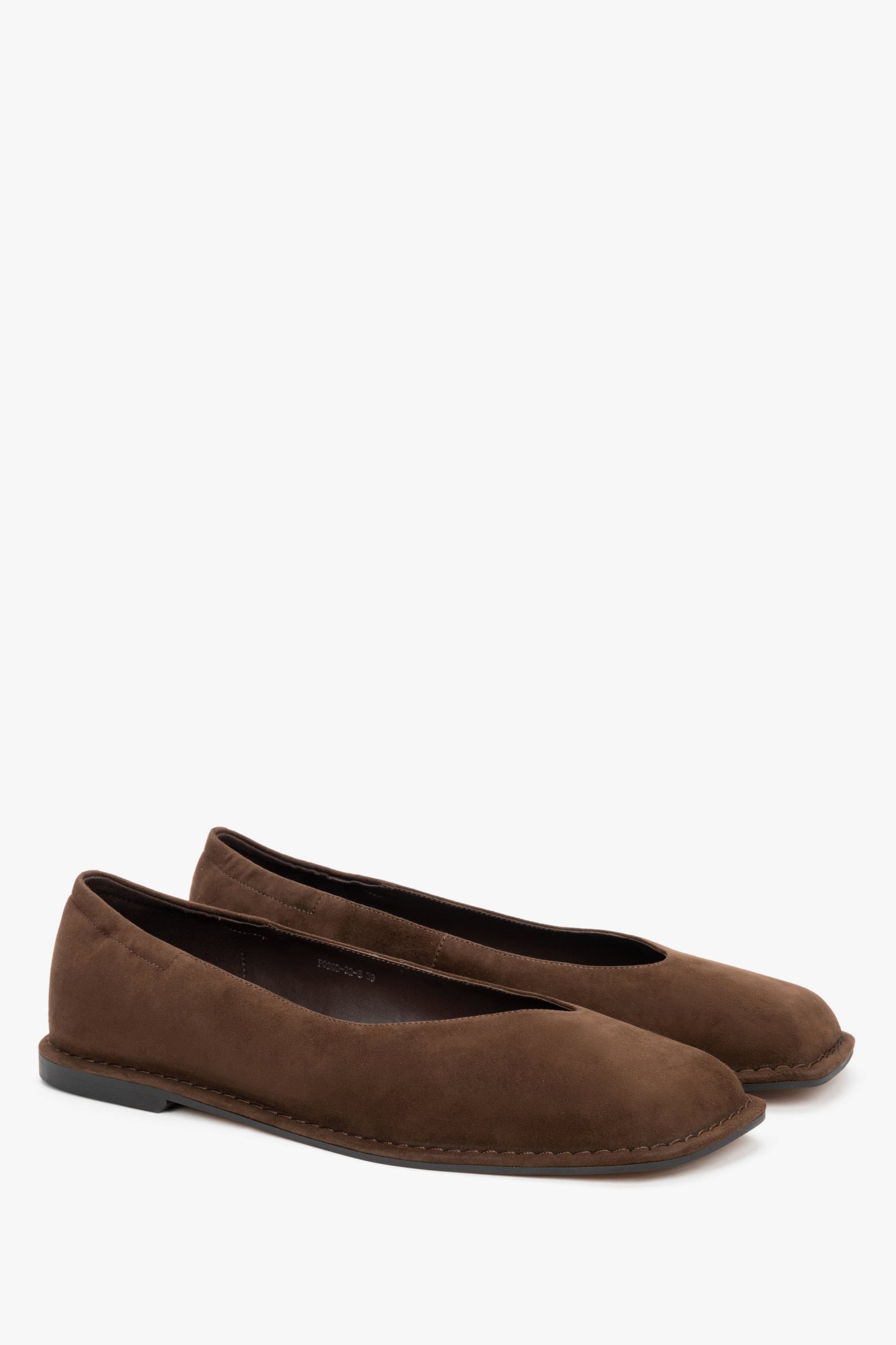 Dunkelbraune Damen-Ballerinas aus natürlichem Veloursleder in schräger Seitenansicht