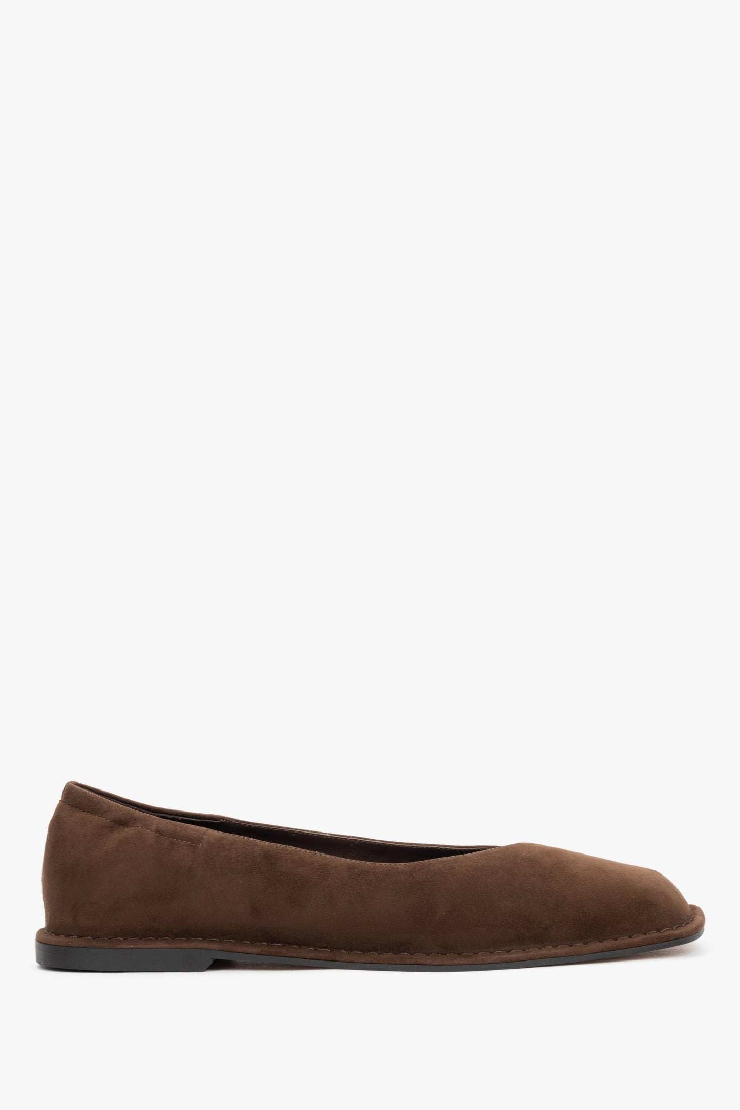 Dunkelbraune Damen-Ballerinas aus Veloursleder in seitlicher Profilansicht mit eckiger Schuhspitze