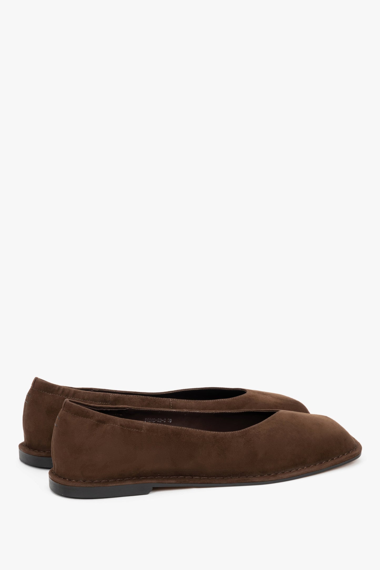 Dunkelbraune Damen-Ballerinas aus Veloursleder in schräger Ansicht von hinten